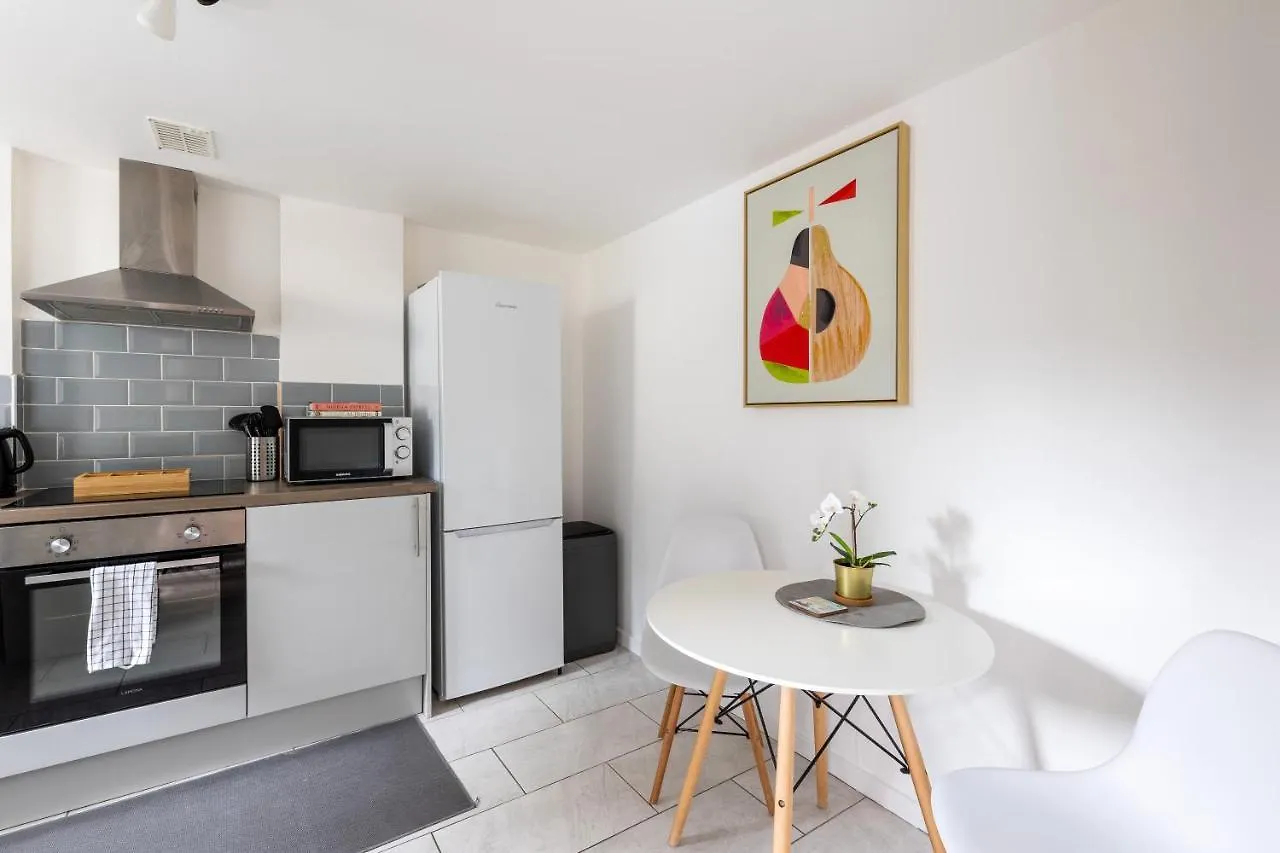Judah Suites By Koya Homes - Tv Bed Apartment, Central High Street, Free Parking Barry