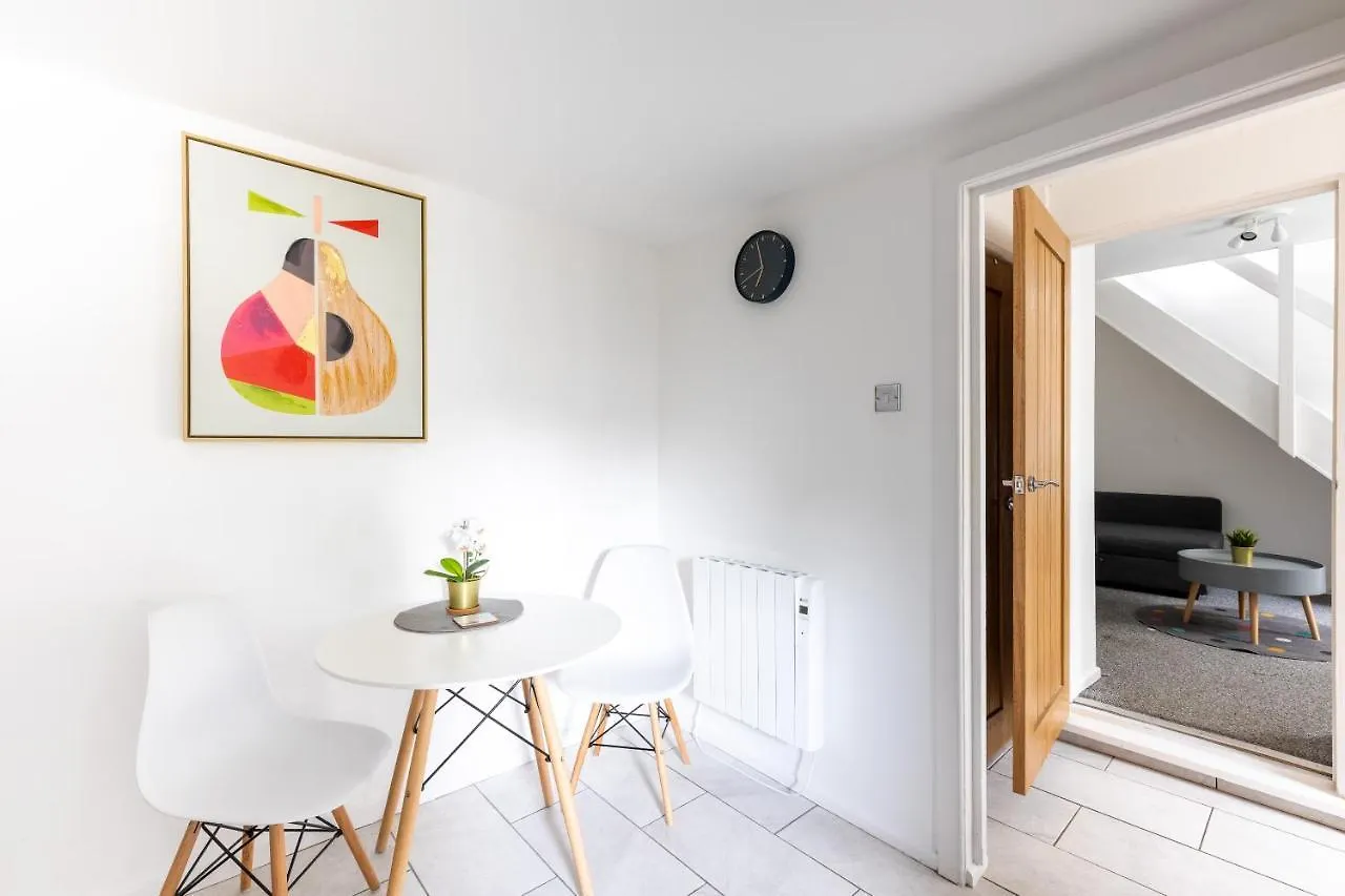 Judah Suites By Koya Homes - Tv Bed Apartment, Central High Street, Free Parking Barry