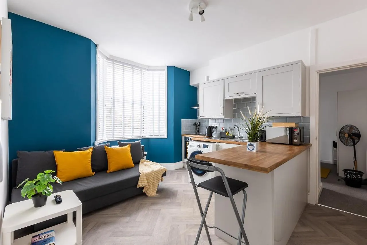 Judah Suites By Koya Homes - Tv Bed Apartment, Central High Street, Free Parking Barry 0*,  United Kingdom