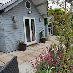Private Garden In Christchurch, Dorset For 4 - Dogs Welcome! Apartment Holdenhurst